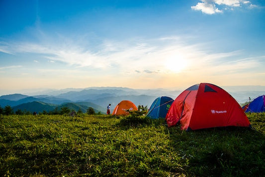 Die wichtigen Gegenstände, die beim Camping mitgenommen werden sollten