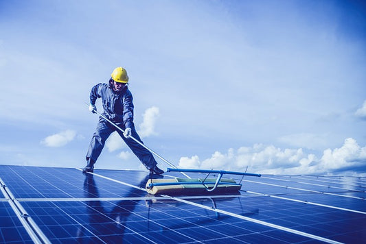 Tipps zur Wartung: Wie kann man richtig eine Solaranlage reinigen