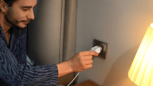Moderne Mehrport-Ladestation mit Digitalanzeige für Smartphone und Laptop.