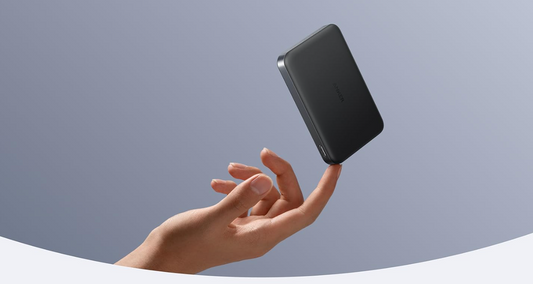 Bepacktes Mountainbike an einem ruhigen Seeufer.