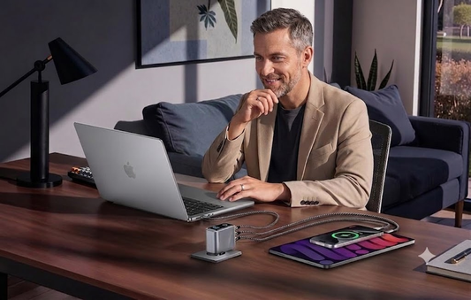 Schnellladegerät für iPhone mit mehreren Geräten am Arbeitsplatz