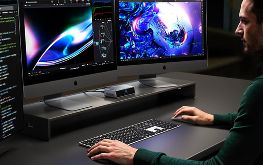 Multi-Monitor-Setup am Schreibtisch mit einer Anker-Dockingstation.