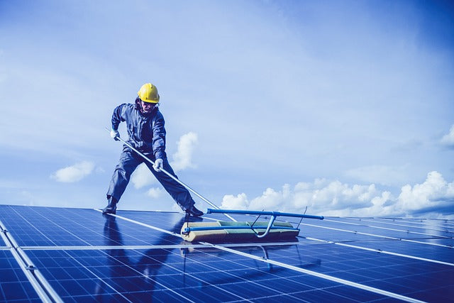 Tipps zur Wartung: Wie kann man richtig eine Solaranlage reinigen