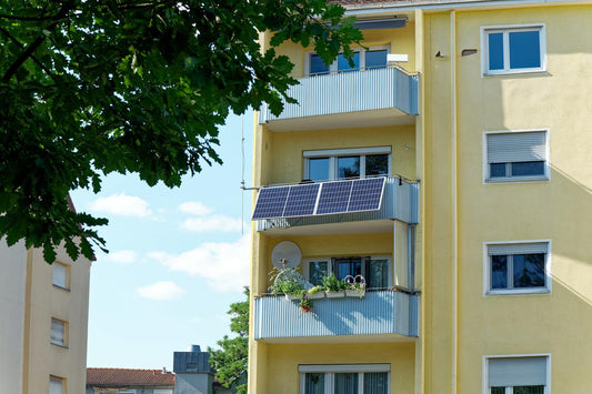 Ost oder West? Warum die Ausrichtung deines Balkonkraftwerks wichtig ist